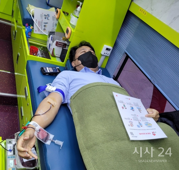 윤주섭 NH농협 평택시지부장이 「사랑의 생명나눔 헌혈」을 실시하고 있다. 사진제공=NH농협 평택시지부